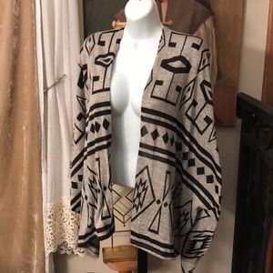 Millibon sleeved cape med gray black